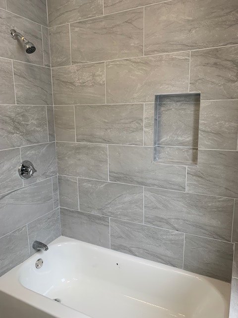 Tiled tub and shower at Acapulco