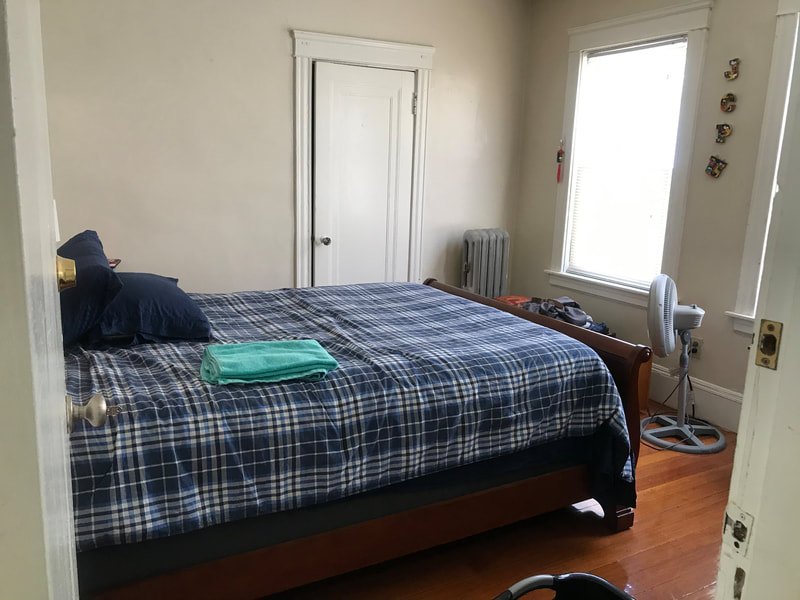Bedroom with hardwood floors and natural light at Acapulco