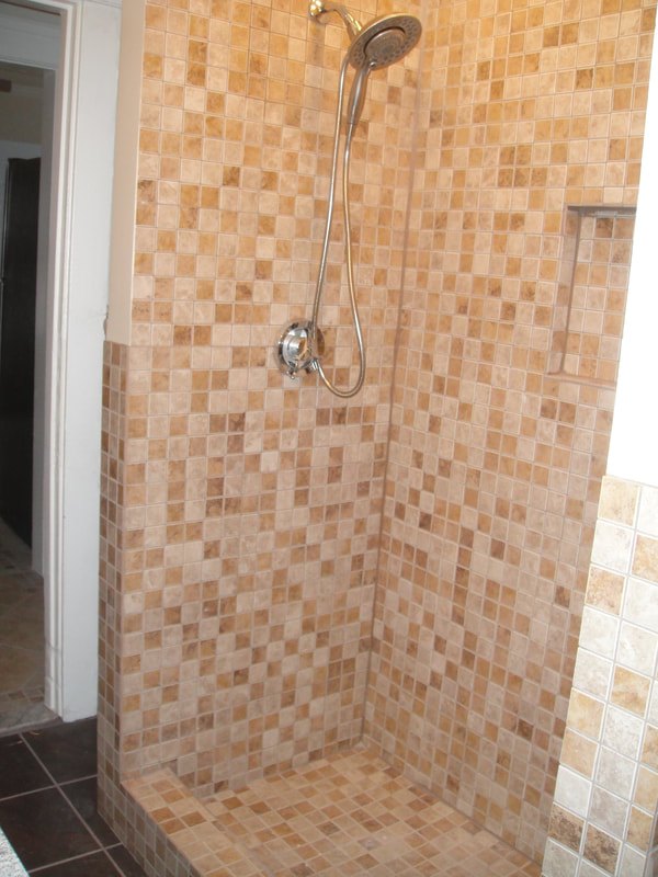 Tiled tub and shower at Cabo